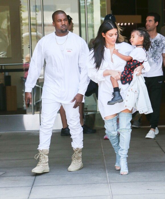 Kim Kardashian avec son mari Kanye West et leur fille North West à Calabasas le 25 juin 2016.