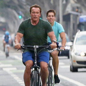 Exclusif - Arnold Schwarzenegger et son fils Joseph se baladent à vélo à Venice, Los Angeles, le 13 juillet 2016