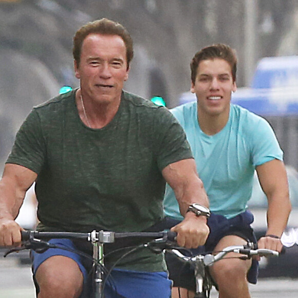 Exclusif - Arnold Schwarzenegger et son fils Joseph se baladent à vélo à Venice, Los Angeles, le 13 juillet 2016