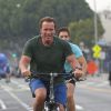 Exclusif - Arnold Schwarzenegger et son fils Joseph se baladent à vélo à Venice, Los Angeles, le 13 juillet 2016