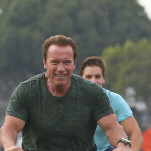 Exclusif - Arnold Schwarzenegger et son fils Joseph se baladent à vélo à Venice, Los Angeles, le 13 juillet 2016