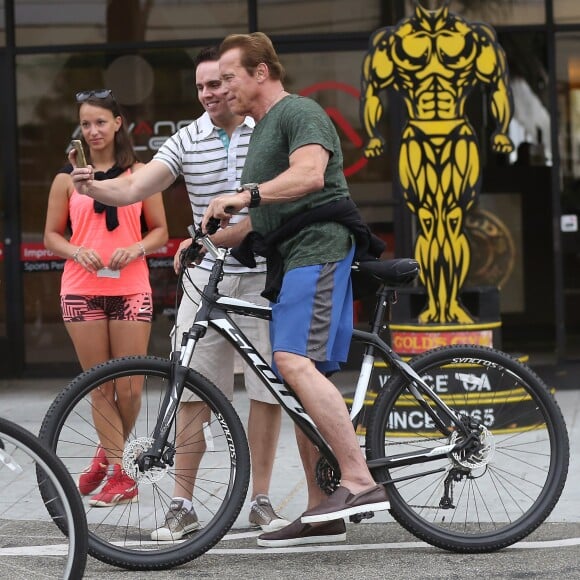 Exclusif - Arnold Schwarzenegger et son fils Joseph se baladent à vélo à Venice, Los Angeles, le 13 juillet 2016