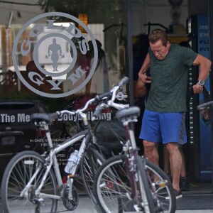 Exclusif - Arnold Schwarzenegger et son fils Joseph se baladent à vélo à Venice, Los Angeles, le 13 juillet 2016