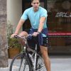 Exclusif - Arnold Schwarzenegger et son fils Joseph se baladent à vélo à Venice, Los Angeles, le 13 juillet 2016