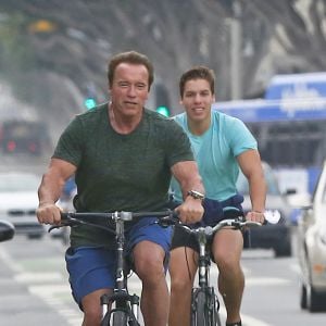 Exclusif - Arnold Schwarzenegger et son fils Joseph se baladent à vélo à Venice, Los Angeles, le 13 juillet 2016.