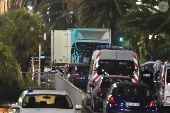 Attentat de Nice: Les officiers de la police judiciaire enquêtent autour du camion criblé de balles qui a tué plus de 80 personnes sur la promenade des anglais à Nice le 15 juillet 2016. Dès la fin du feu d'artifice du 14 Juillet, un homme au volant d'un camion blanc a foncé dans la foule sur près de 2 kilomètres. © Bruno Bebert / Bestimage