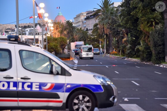 Attentat de Nice: Les officiers de la police judiciaire enquêtent autour du camion criblé de balles qui a tué plus de 80 personnes sur la promenade des anglais à Nice le 15 juillet 2016. Dès la fin du feu d'artifice du 14 Juillet, un homme au volant d'un camion blanc a foncé dans la foule sur près de 2 kilomètres. © Bruno Bebert / Bestimage