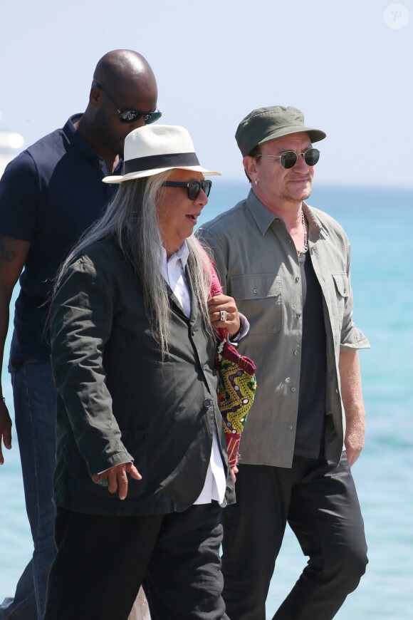 Le chanteur Bono est allé déjeuner avec des amis au club 55 à Saint-Tropez. Le 6 juillet 2016 © Dessales-Jacovides / Bestimage
