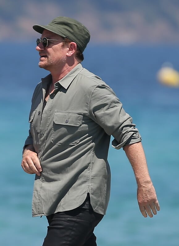 Le chanteur Bono est allé déjeuner avec des amis au club 55 à Saint-Tropez. Le 6 juillet 2016 © Dessales-Jacovides / Bestimage