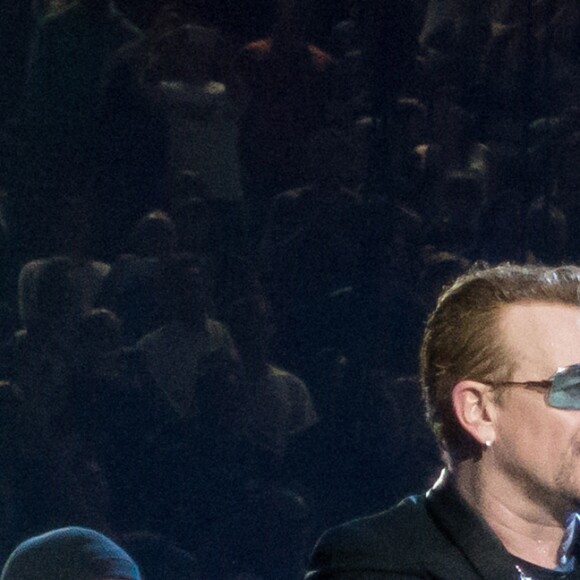 Bono et Jesse Hughes - Le groupe Eagles of Death Metal (qui jouait au Bataclan lors des attentats terroristes du 13 novembre 2015) invité par U2 sur les deux dernières chansons de leur concert à l'AccorHotels Arena (Bercy) à Paris le 7 décembre 2015