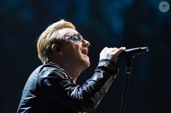Le groupe U2 (Bono, The Edge, Adam Clayton, Larry Mullen Junior) en concert à l'AccorHotels Arena à Paris, le 6 décembre 2015.