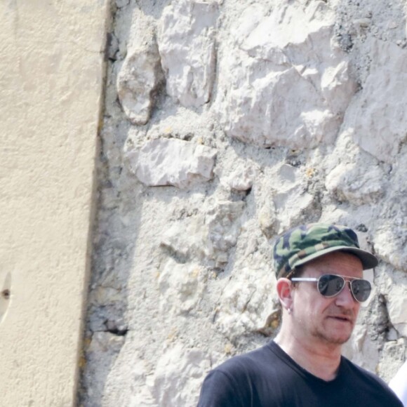 Exclusive - Bono et un ami à La villa des roses, St Jean Cap Ferrat, le 5 juillet 2016.