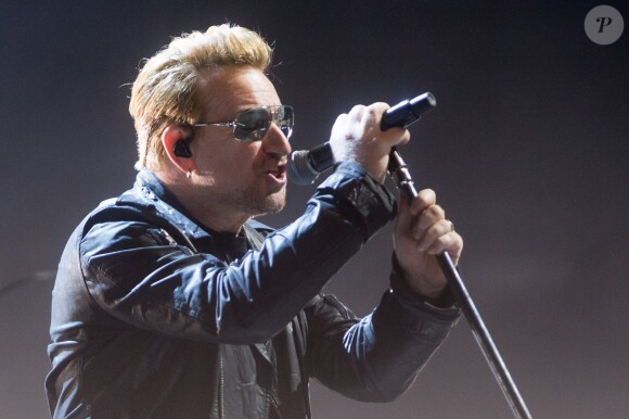 Le groupe U2 (Bono, The Edge, Adam Clayton, Larry Mullen Junior) en concert à l'AccorHotels Arena à Paris, le 6 décembre 2015.