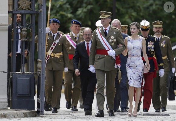 Le roi Felipe VI et la reine Letizia d'Espagne remettaient des diplômes à l'académie générale militaire à Zaragoza, le 14 juillet 2016.
