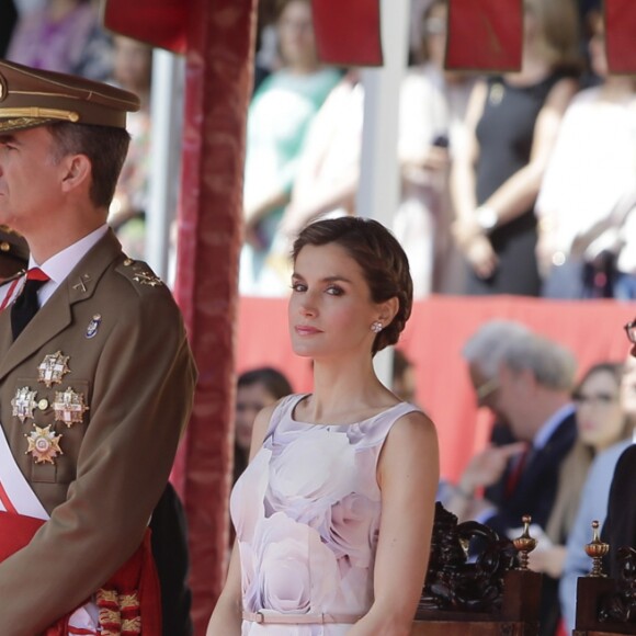 Le roi Felipe VI et la reine Letizia d'Espagne remettaient des diplômes à l'académie générale militaire à Zaragoza, le 14 juillet 2016.