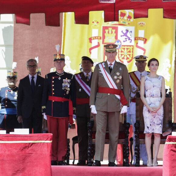 Le roi Felipe VI et la reine Letizia d'Espagne remettaient des diplômes à l'académie générale militaire à Zaragoza, le 14 juillet 2016.