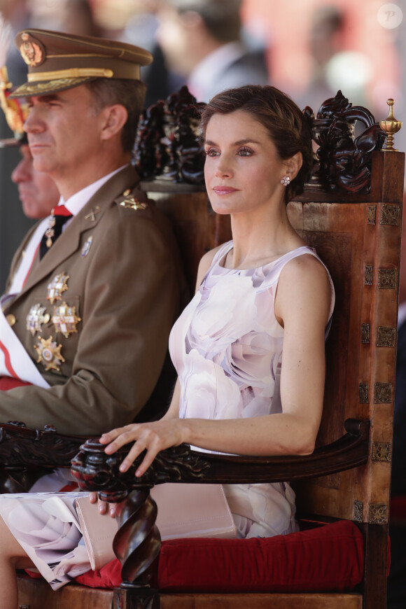 Le roi Felipe VI et la reine Letizia d'Espagne remettaient des diplômes à l'académie générale militaire à Zaragoza, le 14 juillet 2016.