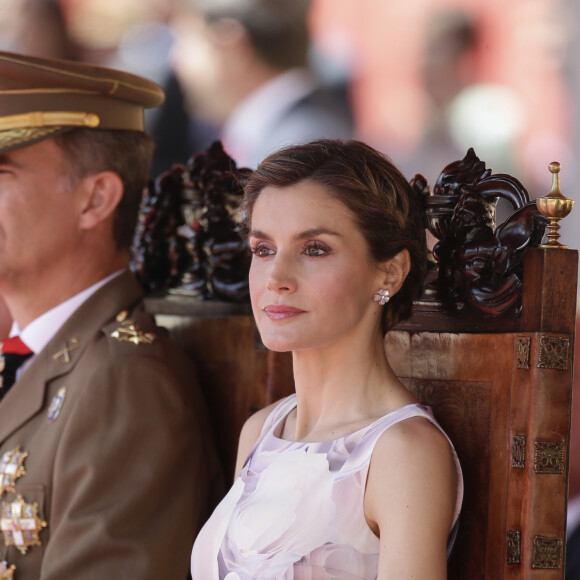 Le roi Felipe VI et la reine Letizia d'Espagne remettaient des diplômes à l'académie générale militaire à Zaragoza, le 14 juillet 2016.