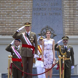 Le roi Felipe VI et la reine Letizia d'Espagne remettaient des diplômes à l'académie générale militaire à Zaragoza, le 14 juillet 2016.