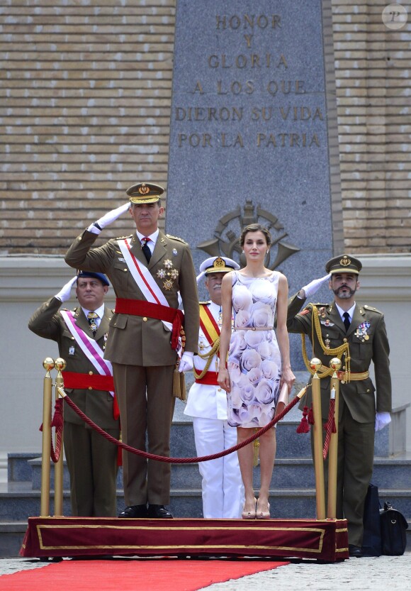 Le roi Felipe VI et la reine Letizia d'Espagne remettaient des diplômes à l'académie générale militaire à Zaragoza, le 14 juillet 2016.