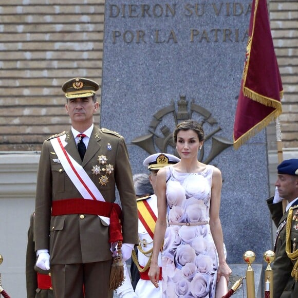 Le roi Felipe VI et la reine Letizia d'Espagne remettaient des diplômes à l'académie générale militaire à Zaragoza, le 14 juillet 2016.