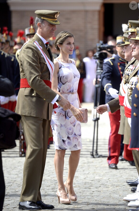 Le roi Felipe VI et la reine Letizia d'Espagne remettaient des diplômes à l'académie générale militaire à Zaragoza, le 14 juillet 2016.