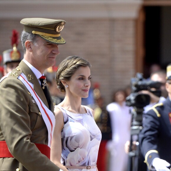 Le roi Felipe VI et la reine Letizia d'Espagne remettaient des diplômes à l'académie générale militaire à Zaragoza, le 14 juillet 2016.