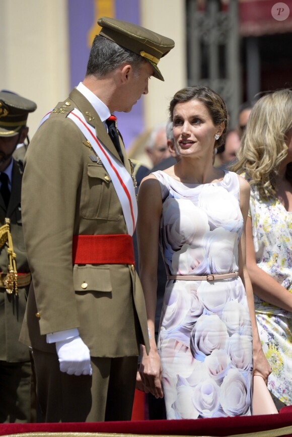 Le roi Felipe VI et la reine Letizia d'Espagne remettaient des diplômes à l'académie générale militaire à Zaragoza, le 14 juillet 2016.
