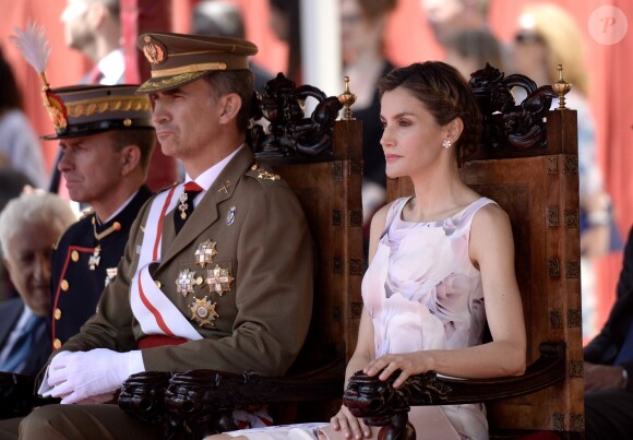 Le roi Felipe VI et la reine Letizia d'Espagne remettaient des diplômes à l'académie générale militaire à Zaragoza, le 14 juillet 2016.