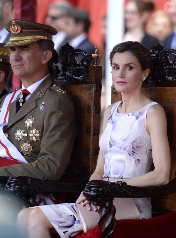Le roi Felipe VI et la reine Letizia d'Espagne remettaient des diplômes à l'académie générale militaire à Zaragoza, le 14 juillet 2016.