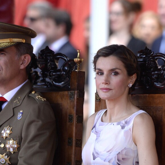 Le roi Felipe VI et la reine Letizia d'Espagne remettaient des diplômes à l'académie générale militaire à Zaragoza, le 14 juillet 2016.