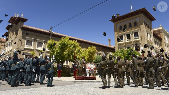 Le roi Felipe VI et la reine Letizia d'Espagne remettaient des diplômes à l'académie générale militaire à Zaragoza, le 14 juillet 2016.