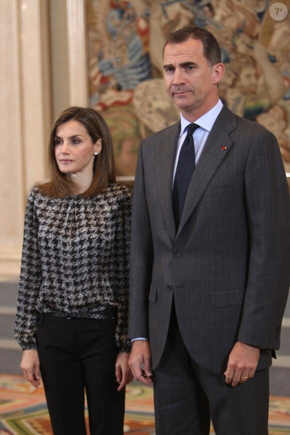 Le roi Felipe VI et la reine Letizia d'Espagne lors de la réception, le 15 juillet 2016 au palais de la Zarzuela à Madrid, des participants du programme de bourses universitaires Becas Europa.