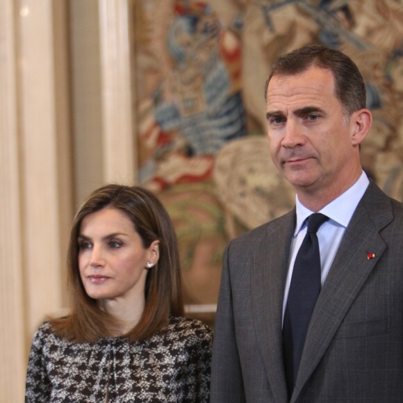 Le roi Felipe VI et la reine Letizia d'Espagne lors de la réception, le 15 juillet 2016 au palais de la Zarzuela à Madrid, des participants du programme de bourses universitaires Becas Europa.