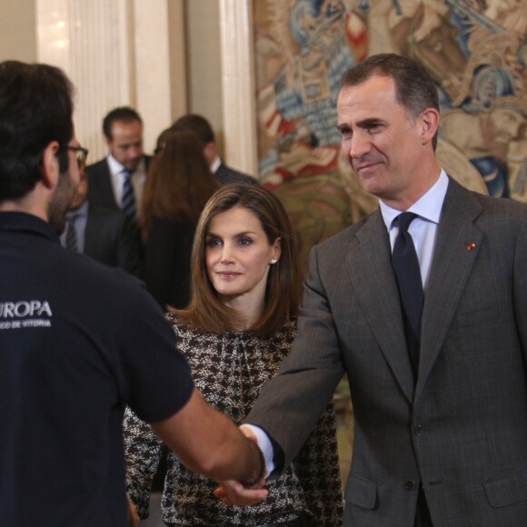Le roi Felipe VI et la reine Letizia d'Espagne lors de la réception, le 15 juillet 2016 au palais de la Zarzuela à Madrid, des participants du programme de bourses universitaires Becas Europa.