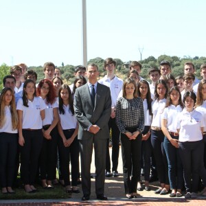 Le roi Felipe VI et la reine Letizia d'Espagne observant une minute de silence au lendemain de l'attentat de Nice lors de la réception, le 15 juillet 2016 au palais de la Zarzuela à Madrid, des participants du programme de bourses universitaires Becas Europa.