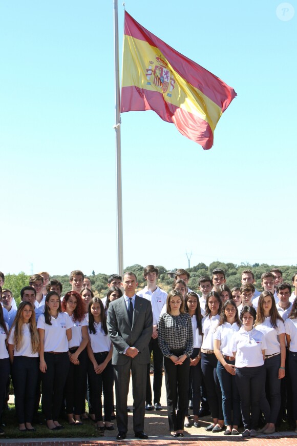 Le roi Felipe VI et la reine Letizia d'Espagne observant une minute de silence au lendemain de l'attentat de Nice lors de la réception, le 15 juillet 2016 au palais de la Zarzuela à Madrid, des participants du programme de bourses universitaires Becas Europa.