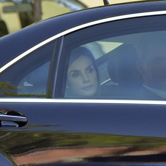 Le roi Felipe VI et la reine Letizia d'Espagne arrivant à l'ambassade de France à Madrid le 15 juillet 2016 pour présenter leurs condoléances au lendemain de l'attentat de Nice.