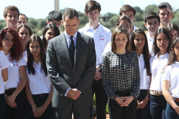 Le roi Felipe VI et la reine Letizia d'Espagne observant une minute de silence au lendemain de l'attentat de Nice lors de la réception, le 15 juillet 2016 au palais de la Zarzuela à Madrid, des participants du programme de bourses universitaires Becas Europa.