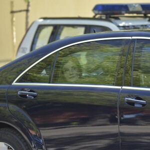 Le roi Felipe VI et la reine Letizia d'Espagne arrivant à l'ambassade de France à Madrid le 15 juillet 2016 pour présenter leurs condoléances au lendemain de l'attentat de Nice.