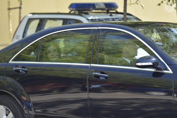 Le roi Felipe VI et la reine Letizia d'Espagne arrivant à l'ambassade de France à Madrid le 15 juillet 2016 pour présenter leurs condoléances au lendemain de l'attentat de Nice.