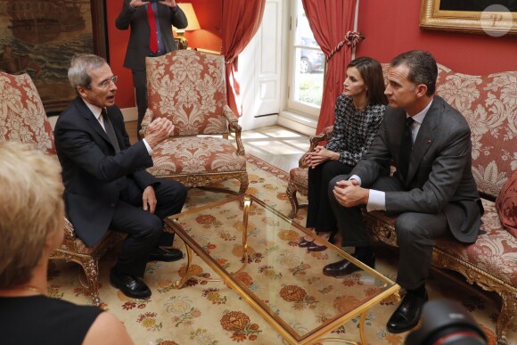 Le roi Felipe VI et la reine Letizia d'Espagne se sont rendus à l'ambassade de France à Madrid le 15 juillet 2016 pour présenter à l'ambassadeur Yves Saint-Geours leurs condoléances au lendemain de l'attentat de Nice.