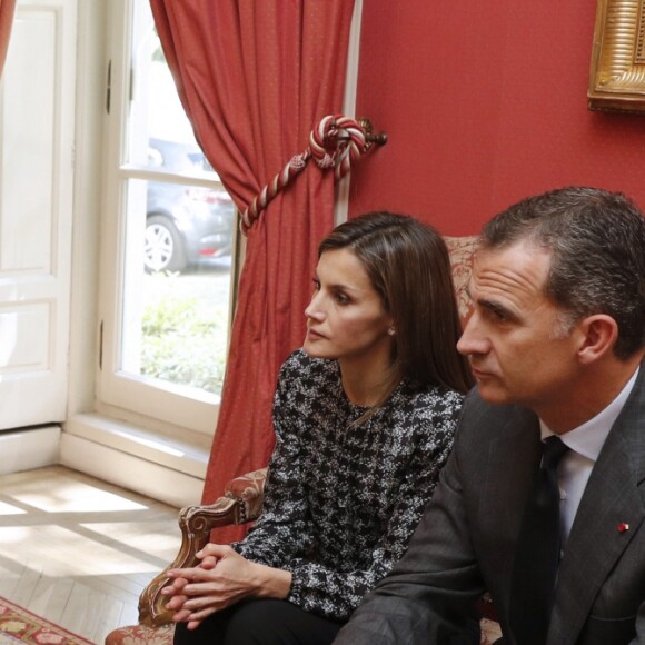 Le roi Felipe VI et la reine Letizia d'Espagne se sont rendus à l'ambassade de France à Madrid le 15 juillet 2016 pour présenter à l'ambassadeur Yves Saint-Geours leurs condoléances au lendemain de l'attentat de Nice.