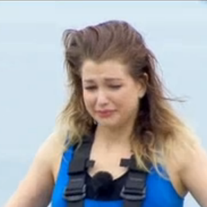 EnjoyPhoenix craque dans l'épreuve du saut de l'ange de Fort Boyard, sur France 2, samedi 16 juillet 2016.