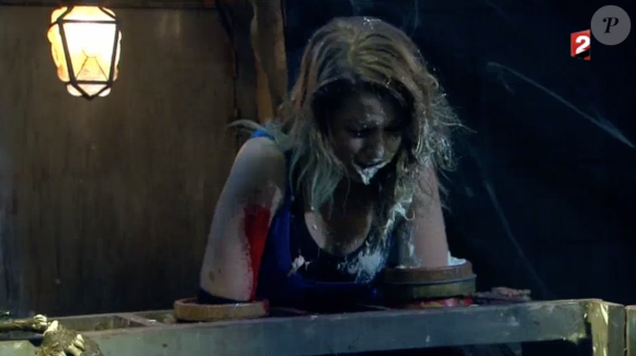 EnjoyPhoenix malmenée dans l'épreuve des jarres de Fort Boyard, sur France 2, samedi 16 juillet 2016.