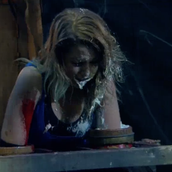 EnjoyPhoenix malmenée dans l'épreuve des jarres de Fort Boyard, sur France 2, samedi 16 juillet 2016.