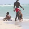 Bacary Sagna, sa femme Ludivine et leurs fils Kais et Elias, profitent de la plage lors de leurs vacances à Miami, le 16 juillet 2016.