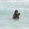 Bacary Sagna, sa femme Ludivine et leurs fils Kais et Elias, profitent de la plage lors de leurs vacances à Miami, le 16 juillet 2016.
