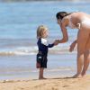 Exclusif - Olivia Wilde (enceinte) et son compagnon Jason Sudeikis profitent de la plage avec leur fils Otis lors de leurs vacances à Hawaii. Le 1er mai 2016