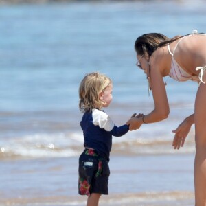 Exclusif - Olivia Wilde (enceinte) et son compagnon Jason Sudeikis profitent de la plage avec leur fils Otis lors de leurs vacances à Hawaii. Le 1er mai 2016